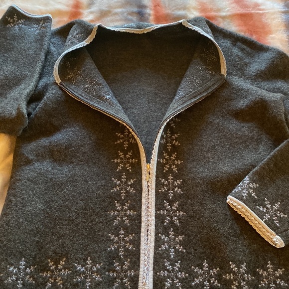 NWOT, beautiful snowflake sweater, no tags S/M - Picture 3 of 6